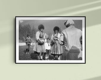 Marktvrouwen in Tirol circa 1930, historische zwart-witfoto als poster in diverse formaten.