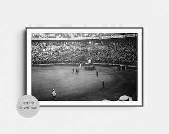 Plaza de toros de Barcelona hacia 1930, fotografía histórica en blanco y negro disponible como descarga de póster.