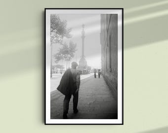 Straßenszene mit Kolumbus-Denkmal in Barcelona ca. 1930, historische Schwarz-Weiß Fotografie als Poster in verschiedenen Größen