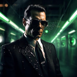 Puede incluir: Un hombre con traje negro y gafas de sol está de pie en un túnel iluminado en verde. El hombre tiene el pelo corto y oscuro y una expresión severa. Gotas de agua son visibles en su traje. El fondo está borroso.