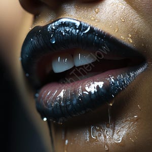 Può includere: Primo piano di labbra con rossetto blu scuro, lucenti di goccioline d'acqua. Le labbra sono leggermente socchiuse, rivelando denti bianchi. Il testo "with The low" è visibile.