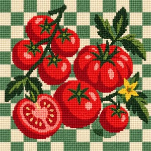 Peut inclure: Un motif de broderie au point de croix représentant plusieurs tomates rouge vif sur des vignes avec des feuilles vert foncé et une petite fleur jaune, sur un fond à motif de grille à carreaux crème et vert sauge.
