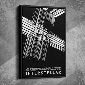 Può includere: Stampa artistica incorniciata in bianco e nero con un design grafico del film Interstellar. L'opera raffigura una figura all'interno di una struttura geometrica di linee e il testo: "LOVE IS THE ONE THING WE'RE CAPABLE OF PERCEIVING THAT TRANSCENDS DIMENSIONS OF TIME AND SPACE. INTERSTELLAR."