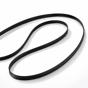 Può includere: Un cartello in legno rustico con la scritta "Welcome to our home" in lettere bianche. Il cartello presenta una finitura invecchiata e un design semplice e invitante, perfetto per l'arredamento dell'ingresso.