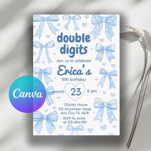 Könnte beinhalten: Eine hellblaue Geburtstagseinladung mit dem Text "double digits" und "Ericas 10. Geburtstag". Die Einladung ist mit hellblauen Schleifen und Herzen verziert. Das Datum ist der 23. März um 18 Uhr.