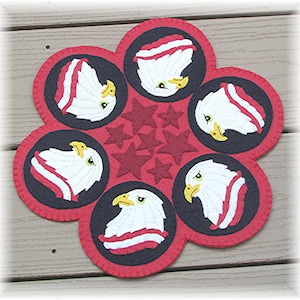 Patrón de aplique de fieltro de lana con diseño de águila americana: Alfombra de centavos del 4 de julio (Descarga en PDF)