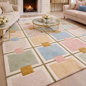Peut inclure: Un grand tapis rectangulaire avec un motif géométrique aux couleurs pastel. Le tapis présente des carrés roses, bleus, jaunes et verts, bordés d'une bordure verte. Le tapis est dans un salon.