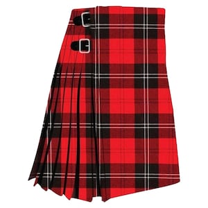 Pode incluir: Um kilt xadrez vermelho, preto e branco com duas fivelas prateadas. O kilt apresenta um design plissado tradicional e é feito de tecido tecido. Uma peça de vestuário clássica, frequentemente associada à herança escocesa.