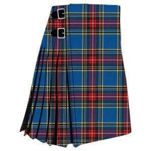 Puede incluir: Un kilt a cuadros azul, rojo y amarillo con correas de cuero negro y hebillas plateadas. El kilt presenta un diseño plisado y está hecho de tela tejida. Prenda escocesa tradicional.