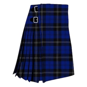 Pode incluir: Um kilt xadrez azul, preto e branco com duas fivelas prateadas. O kilt apresenta um design plissado e é feito de tecido. O kilt é uma peça de vestuário tradicional, muitas vezes usada em ocasiões formais.