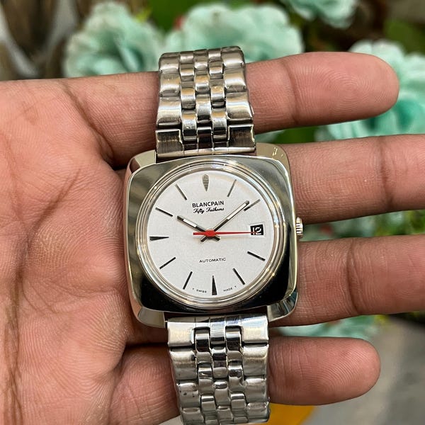 Reloj Blancpain Fifty Fathoms restaurado: esfera blanca, caja tipo cojín, indicador de fecha.