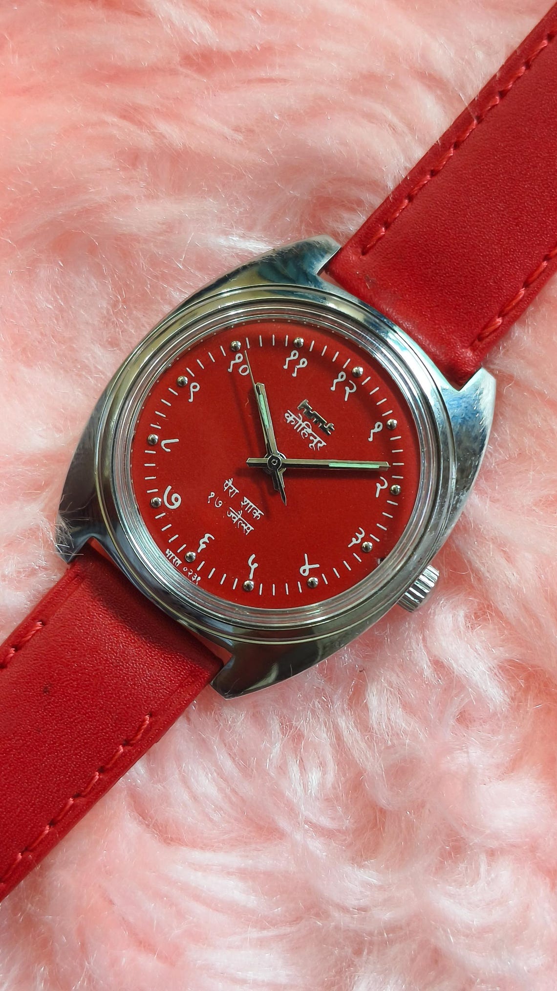 Vintage HMT Kohinoor Watch: Red Dial, Devanagari Numerals, Hand Winding Mechanical, photo 2 sur 5