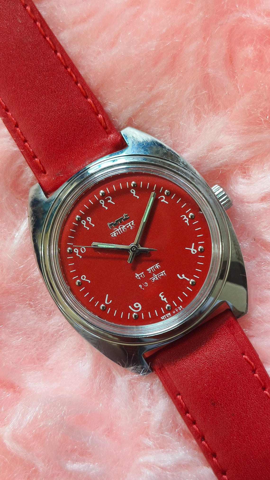 Vintage HMT Kohinoor Watch: Red Dial, Devanagari Numerals, Hand Winding Mechanical, photo 3 sur 5