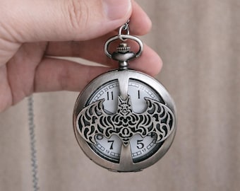 Personalisierte Fledermaus Taschenuhr Halskette | Vintage Design, personalisiertes Geschenk für einzigartige Sammler
