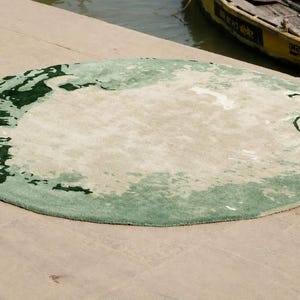 Round Abstract Wool Rug with Green Ivory Watercolor Design – Hand Tufted Modern Bedroom Carpet, Circular Statement Rug for Home Deco
