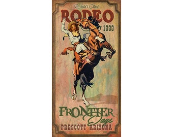 Puede incluir: Póster vintage que anuncia el rodeo más antiguo del mundo en Prescott, Arizona. El póster presenta a una mujer montando un bronco salvaje, con el texto "World's Oldest Rodeo 1888" y "Frontier Days Prescott Arizona".