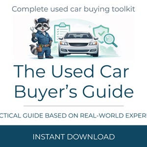 Puede incluir: Ilustración para "La Guía del Comprador de Coches Usados" con un mapache mecánico de dibujos animados sosteniendo una llave inglesa, un coche blanco y el texto "Complete used car buying toolkit" y "Instant Download".