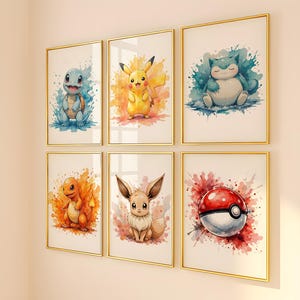 Op de afbeelding: Zes ingelijste aquarelprints met Pokémon-personages. De prints bevatten Squirtle, Pikachu, Snorlax, Charmander, Eevee en een Poké Ball. Elke afbeelding heeft een gouden lijst en een kleurrijke aquarelachtergrond.