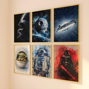 Puede incluir: Un conjunto de seis láminas decorativas rectangulares en marcos dorados finos con imágenes de Star Wars. Las impresiones muestran a Darth Vader, la Estrella de la Muerte, el Halcón Milenario, Grogu en una cápsula, R2-D2 y Darth Vader.