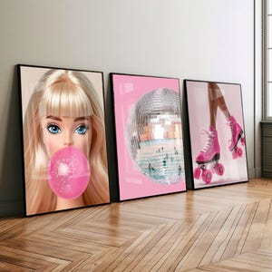 Set di 3 bambole alla moda con gomma da masticare, decorazioni murali preppy, decorazioni per la cameretta delle bambine, stampe estetiche alla moda rosa, pattini a rotelle, arte digitale con palla da discoteca