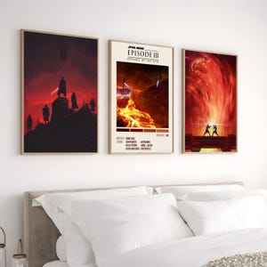 Könnte beinhalten: Drei gerahmte Wandbilder mit Motiven aus Star Wars Episode III Die Rache der Sith. Der linke Druck zeigt Silhouetten in einer dunklen Landschaft, der mittlere ist ein Filmplakat mit Text und der rechte zeigt ein feuriges Duell mit Lichtschwertern.