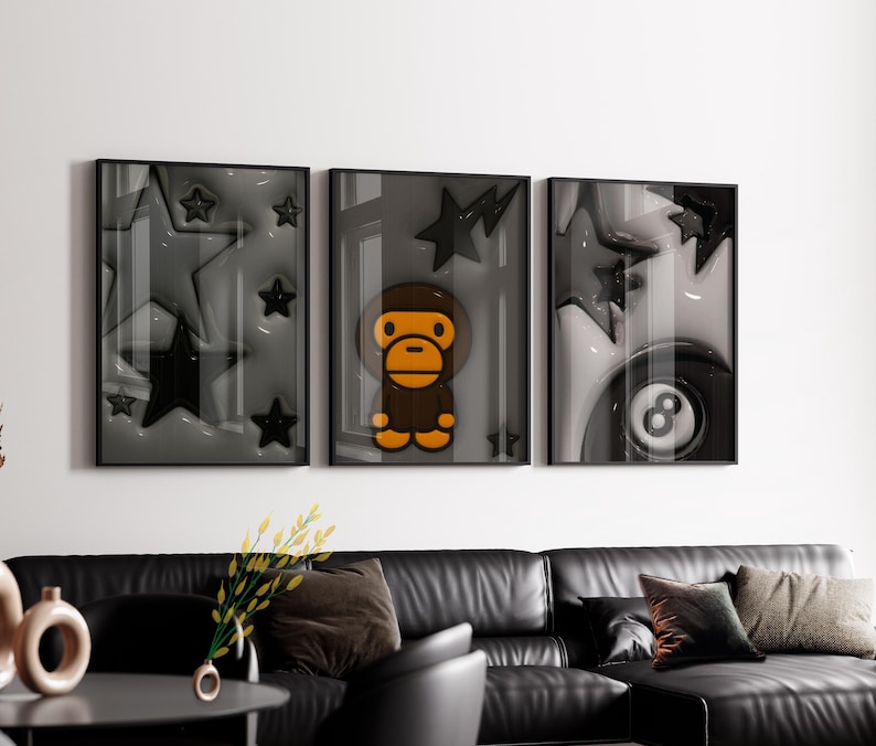 Puede incluir: Un conjunto de tres l&aacute;minas de arte mural enmarcadas con una paleta de colores monocrom&aacute;ticos en gris y negro. La l&aacute;mina izquierda muestra varias estrellas, la central muestra un personaje de mono y la derecha una bola ocho negra.