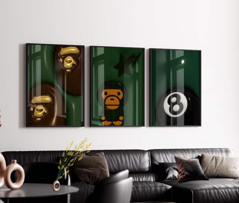 Puede incluir: Un conjunto de tres l&aacute;minas de arte enmarcadas con fondo verde oscuro. La primera l&aacute;mina muestra dos caras de mono marrones, la segunda presenta un personaje de mono con una estrella y la tercera representa una bola de billar n&uacute;mero ocho.