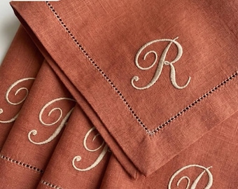 Tovaglioli in lino color terracotta personalizzati con ricamo, ideali per matrimoni e per apparecchiare la tavola.