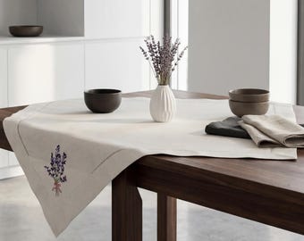 Tovaglia in lino bianco con ricamo lavanda – quadrata 84x84 cm, decorazione da tavola in stile rustico realizzata a mano