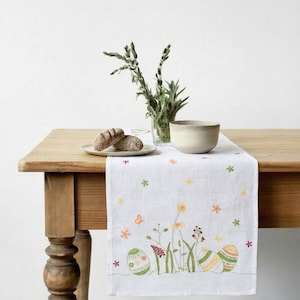 Può includere: Un set di tre tazze in ceramica con finitura opaca e macchiettata. Le tazze sono nei toni del crema, grigio chiaro e grigio scuro. Ogni tazza ha un design semplice e minimalista e un manico arrotondato.