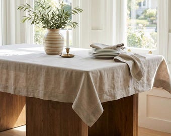 Tovaglia in lino beige naturale – Lino europeo lavato a pietra, su misura, per una sala da pranzo rustica e in stile country.