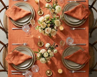 Tovaglia in lino color terracotta caldo con orlo a punto a vista, su misura per matrimoni e banchetti, 100% lino europeo.