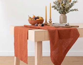 Runner da tavola in lino color terracotta con orlo a punto a punto croce, decorazione da tavola in lino in stile europeo, runner da tavola rustico per matrimoni in stile country.