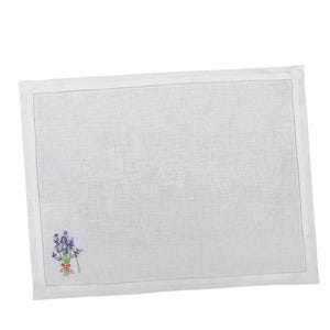 Puede incluir: Mantel individual rectangular blanco con un bordado de ramo de lavanda en la esquina. El mantel individual tiene un borde cosido y est&aacute; hecho de una tela texturizada. El ramo de lavanda presenta flores moradas y una cinta rosa.
