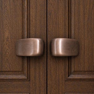 Tirador de puerta minimalista de latón macizo – Acabado antiguo – Tirador moderno (11,3 cm)