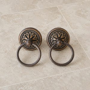 Tirador de anilla floral de latón antiguo, herrajes vintage para cajones de armarios (2 unidades)