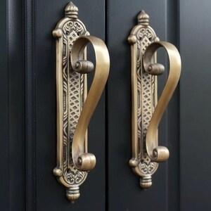Ornate Antique Brass Door Pulls – Vintage Entry Hardware, 29 cm (Pair)