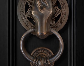 Antik mässingsdörrknackare med hästhuvud och ring – Rustik vintage-dekoration för ytterdörren