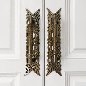 Juego de manijas de puerta con nudo celta de latón antiguo: herrajes decorativos de 9,84"