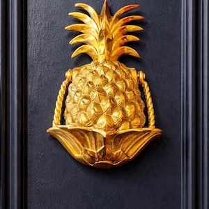 Handgefertigter Türklopfer aus massivem Messing in Ananas für elegante Eingangsbereiche