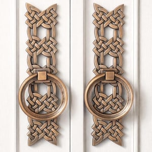 Par keltiska dörrknackare i antik mässing – Dubbla dörrhandtag i vintagestil