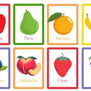 Puede incluir: Ocho tarjetas ilustradas con frutas coloridas. Cada tarjeta presenta una fruta diferente: manzana, pera, naranja, plátano, arándanos, melocotón, fresa y uva. Cada tarjeta incluye el nombre de la fruta en español.