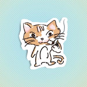 Puede incluir: Una pegatina con una ilustración dibujada a mano de un gato naranja y blanco que sostiene un objeto pequeño. El texto SILLY CAT STICKERS está impreso en blanco sobre el gato, y el texto @dobr está impreso en blanco en la esquina inferior derecha.
