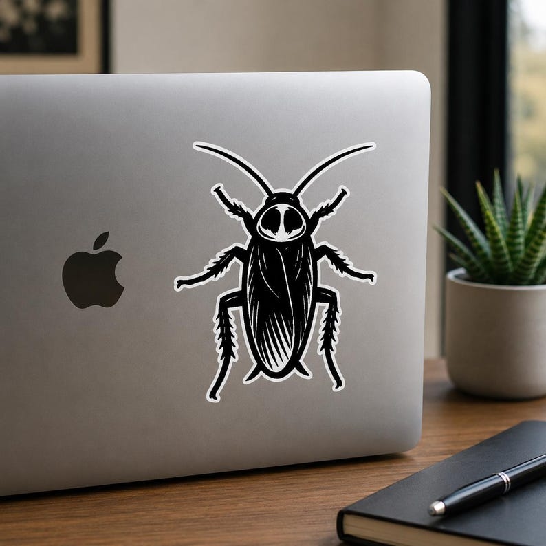 Op de afbeelding: Een zwart-witte sticker van een kakkerlak met gedetailleerde lijnen, lange antennes en stekelige poten, aangebracht in het midden van de deksel van een zilveren laptop. De insectillustratie is gestileerd met hoog contrast en een witte rand.