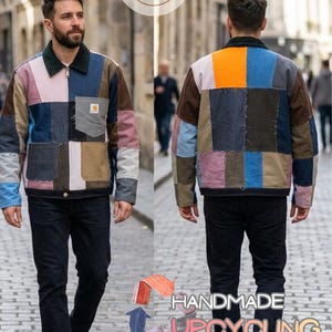 Pode incluir: Uma jaqueta de patchwork com gola verde escura e vários painéis de tecido retangulares em tons de azul, marrom, rosa e laranja. A frente inclui um bolso no peito com um logotipo branco. O texto diz HANDMADE UPCYCLING.