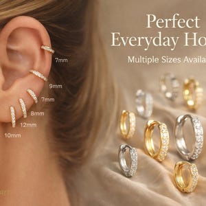 Puede incluir: Pendientes de aro dorados y plateados, algunos con piedras preciosas transparentes. Tamaños: 7mm, 8mm, 9mm, 10mm y 12mm. El texto dice "Perfect Everyday Hoops" y "Multiple Sizes Available."