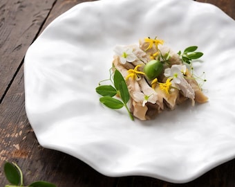 Onregelmatige witte keramische plaat – serveerschaal in Franse stijl