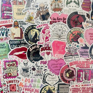 Könnte beinhalten: Rustikales Holzschild mit dem Text "Welcome to our home" in weißer Schrift. Das Schild hat eine Used-Optik und ein schlichtes, einladendes Design, ideal für die Eingangsbereichsdekoration.