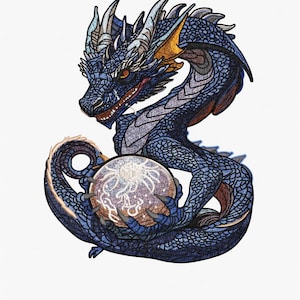 Op de afbeelding: Geborduurde patch met een blauwe draak met gedetailleerde schubben en hoorns, die een gloeiende bol vasthoudt. De draak heeft een slangachtig lichaam en de bol heeft een wervelend patroon. Een fantasy-item voor kleding of accessoires.