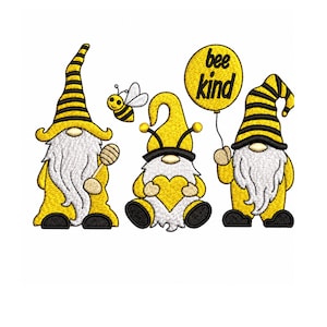 Puede incluir: Un diseño de bordado con tres gnomos en trajes amarillos y negros con temática de abejas. Dos gnomos llevan sombreros a rayas, uno sostiene un cazo para miel y otro sostiene un globo amarillo con el texto bee kind. Una abeja vuela arriba.